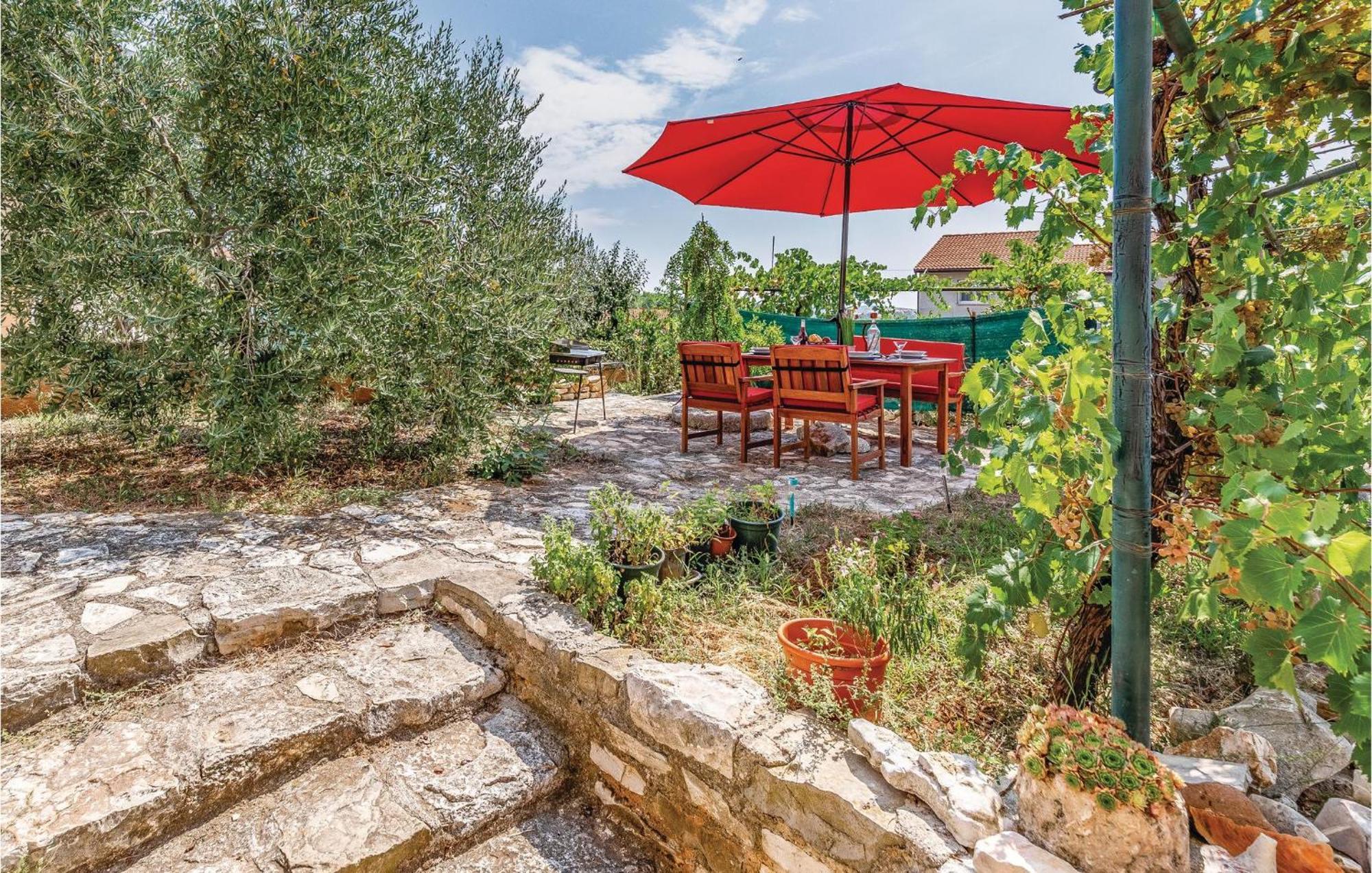 2 Bedroom Awesome Apartment In Vinkuran Exterior photo